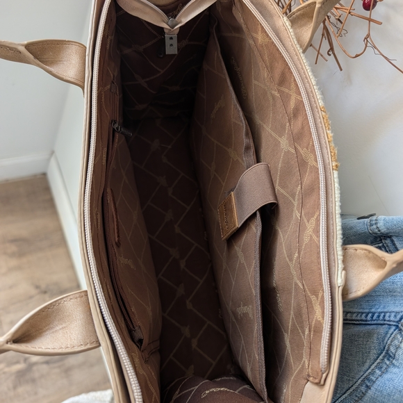 Wrangler Tooled Aztec Knitted Concealed Carry Wide Tote - Picture 4 of 7